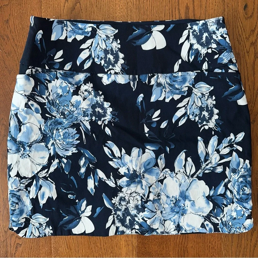 S.C.&Co. Blue Floral Pull-on Skort L Stretchy Lined Pockets Golf Tennis NWOT - Picture 1 of 6
